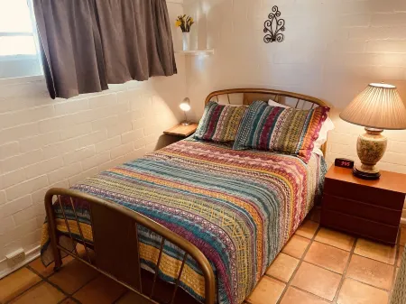 Walking distance to University, shops, restaurants, bars and coffee shops Отели рядом с достопримечательностью «Университет Аризона»