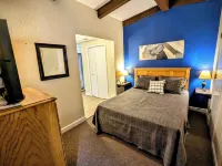 NEWLY REMODELED TABLE ROCK LAKEFRONT RESORT-POOL-FUN-LAKE ACCESS