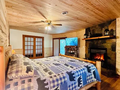Rustic Luxury in the Smokies: 3-Level Deck, Treehouse, Hot Tub and Games Galore