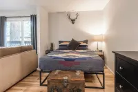 Clean + Modern Studio/Walk to Shops in Town/Hot Tub + Pool/Sauna/Pet-Friendly