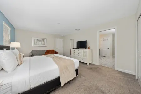 6BR Luxury Home, Pool + Jacuzzi, Near Disney Отели рядом с достопримечательностью «ChampionsGate Golf Resort»