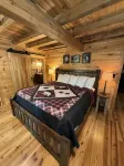 Charming 2-bedroom cabin with hot tub, outdoor firepit and Pet Friendly!