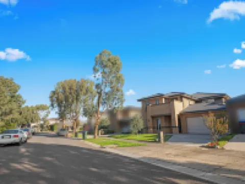 Spacious 7BRM 5-Bathroom Rental House Hotels in Point Cook