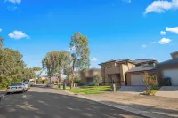 Spacious 7BRM 5-Bathroom Rental House Hotels near Williams Landing Railway Station