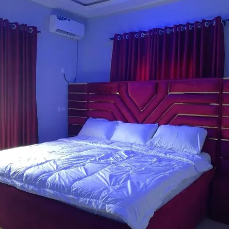 2 Bed-Sleeps 4-Free Parking-AirCon