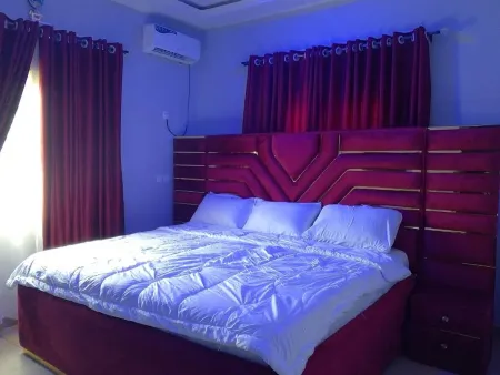 2 Bed-Sleeps 4-Free Parking-AirCon