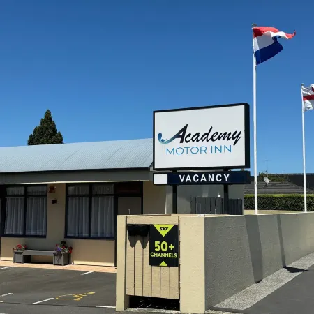 Academy Motor Inn Отели рядом с достопримечательностью «Парк Мемориал»