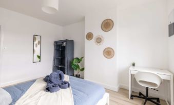 Free Parking - 4 Bedroom House