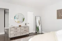 Relaxing 2BR Apartment in Lively West Rogers Park Hotels near Indian Boundary Park Cultural Center