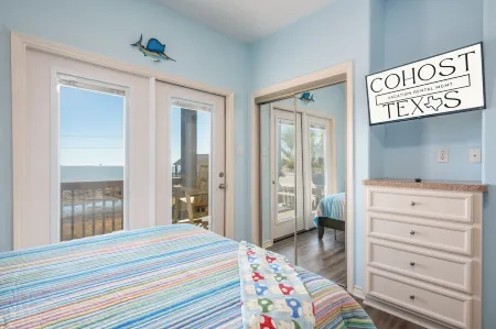 Spacious 4-Bedroom ~ up to 14 People ~ 9 Beds ~ Direct Beach Access ~ Pets OK