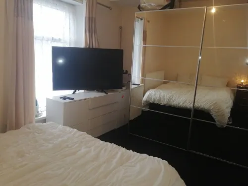 Charming Bradford Room to Rent with Shared Facilities Hotels in Low Moor