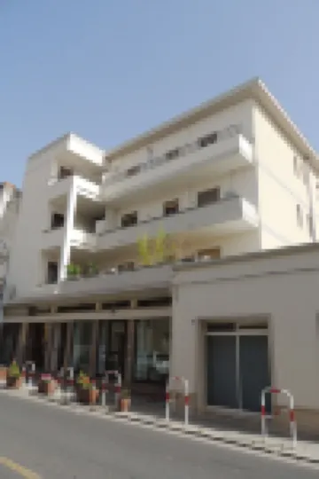 Top floor penthouse apartment with terrace in the historical center, 3 km from the beach