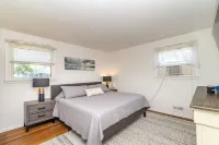 Beach Bungalow w/ Waterfront View. Short Walk to Shops, Restaurants and Beaches Hotels in Ventnor City