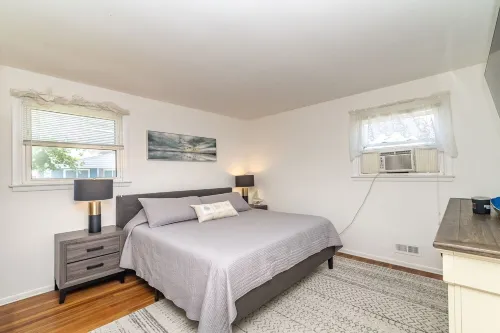 Beach Bungalow w/ Waterfront View. Short Walk to Shops, Restaurants and Beaches