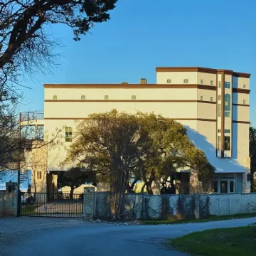 Luxury Lakefront Property and Wedding Venue 哈德森彎酒店