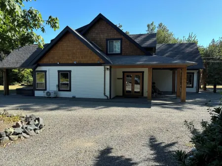 5 Bedroom Seabrook Farmhouse, Hot Tub and Swimming Pool 3 min-Butchart Gardens Отели в г. Сентрал Саанич