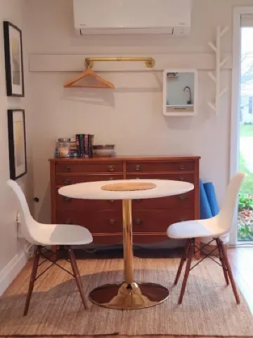 Studio Blue tiny home retreat- quick walk to town, quiet, serene get away!