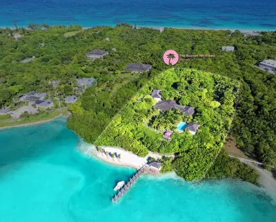 Luxury Waterfront Estate, Dock, Chef Gazebo Pool House, Boat and Captain Hotels near Harbour Island