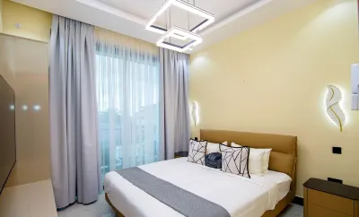 Arikays Homes - 3bdr/3bthr apartment with pool, hot tub, & gym.