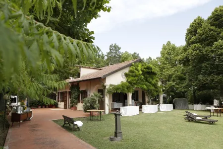 Villa in a fairytale little wood Отели в г. Форли