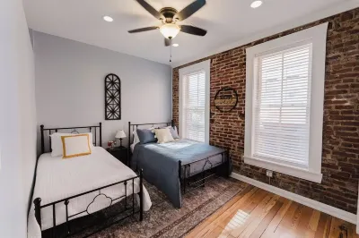 5 min to Arch, Dome, Stadium, 2 BR 2 BA Sleeps 5, Historical exposed Brick Loft