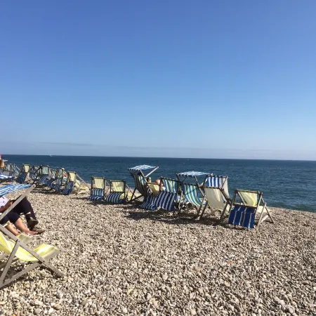 Ideal for families, quiet spot, 4 min walk to beach, village, pubs, restaurants.