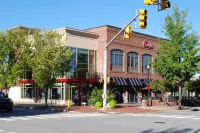 Main level 1 bedroom condo within walking distance to Village District!