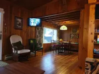 Cheerful 2 Bedroom Cottage with Hot Tub near Lake Hotels in West Shenango Township