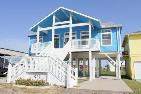 Beach Getaway at 2 Pelicans – Walk to the Water Отели рядом с достопримечательностью «Crystal Beach Spot»