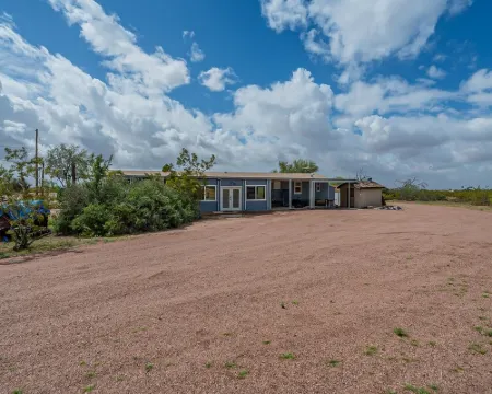 Newly updated home on spacious lot located outside of the city Hoteles en Apache Junction