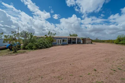 Newly updated home on spacious lot located outside of the city Hotels near Superstition Asylum