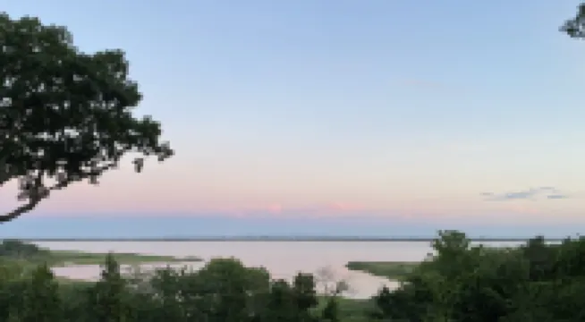 俯瞰尼尼格雷特池塘和布洛克島度假屋
