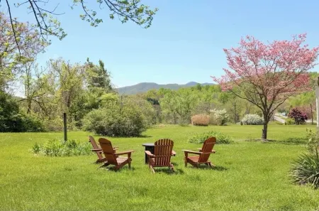 Barndominium with Mountain Views & Hot tub! Pets Welcome!