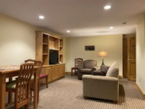 Jay Peak 4BR/3.5BA Ski-in/out Townhome