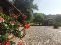 House with saltwater pool, tennis court and snooker room Hotels in Vila Verde