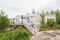 LAKEFRONT COTTAGE WITH GREAT VIEWS, FULL KITCHEN, & STARLINK Wi-Fi