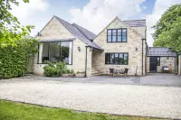Lovely Cotswolds  farm house on an award winning vineyard with stunning views Hotels in 