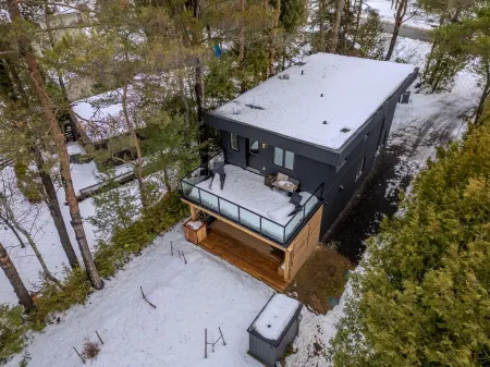 Luxury Waterfront Retreat | Casa Del Capo | Sauna, EV, Pizza Oven & Lake Views