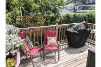 Family / Pet-friendly! Blocks from beach. Full kitchen, huge bathroom and deck!
