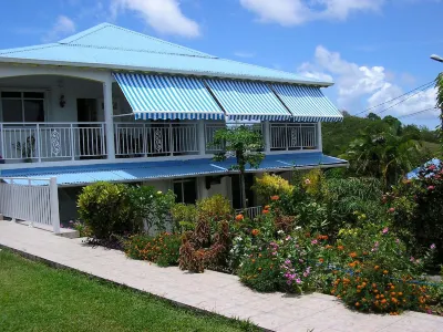 Charming T2 '' Le Colibri '' garden floor with flowers and all comforts in Ste Anne Wifi Hotels near St. Anne Beach