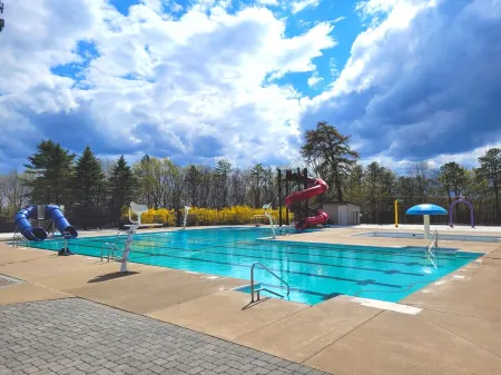 Eclectic Family Poconos Escape! Firepit, 2 Pools, Lake, Near Woodloch & Rafting!