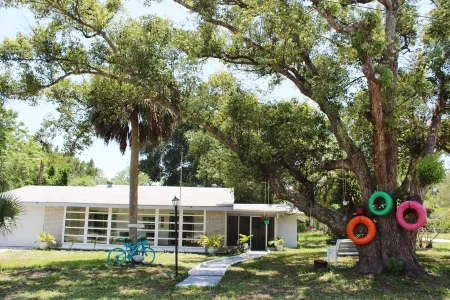 5 Mins from Weeki Wachee Park- Fully Fenced 3 Bedroom House