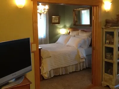 One Mile from I 5 Lovely suite, gas fireplace, air conditioned, dog friendly. Hotels near Blackburn Pickleball Pavilion
