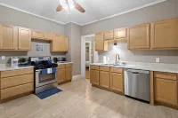 Spacious 3br - w/ Garage