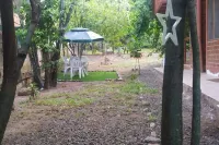 Casita bungalow c/agua caliente- naturaleza a 5 minutos de la Plaza!