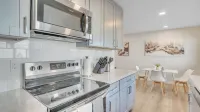 Beautiful Furnished 2 Bedroom w Fast Wi-Fi + Parking Space + Central DT Location