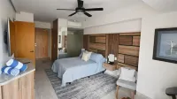Elegant Studio, one block from the beach, Pool, Gym.