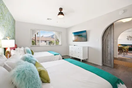 Iconic 4-bedroom vacation home, 5 min from Downtown Palm Springs, City ID#4299