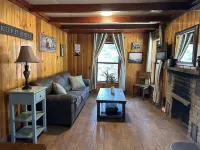 Bigfoot's Bunkhouse! Cozy Cabin, Cool Breeze Dogs Welcome! 45 min to white sands 클라우드크로프트 호텔