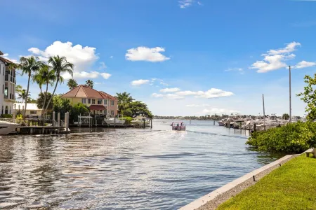 Naples Waterfront Condo-Close to beaches, boating, shopping, dining, 5th Ave Отели рядом с достопримечательностью «Нейплс Пир»